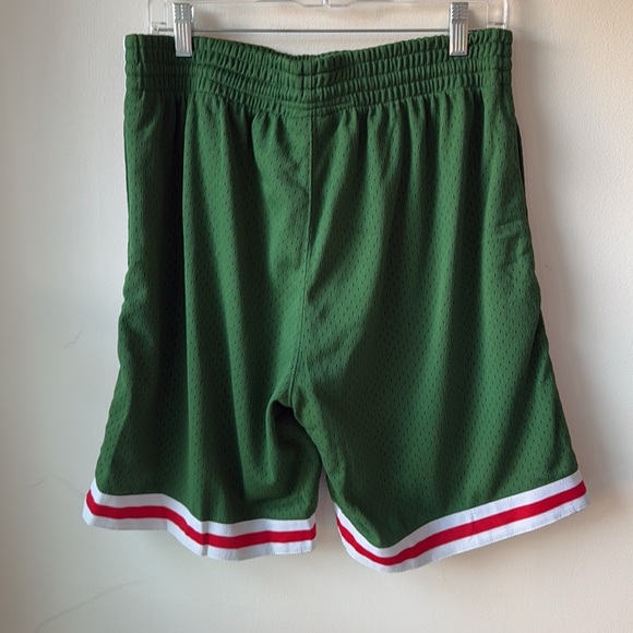 Mitchell and Ness 1971-72 Milwaukee Bucks Road Swingman Shorts men’s medium - Picture 3 of 8